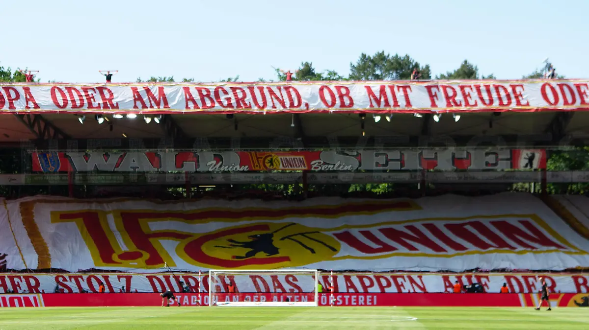 Fussball, Herren, Saison 2022/2023, 1. Bundesliga 34. Spieltag, 1. FC Union Berlin - SV Werder Bremen, Fans von Union mit Choreo, Ob in Europa oder am Abgrund, ob mit Freude oder Frust, unglaublicher Stolz durch das Wappen auf der Brust, 27.05.2023, *** Football, men, season 2022 2023, 1 Bundesliga 34 matchday , 1 FC Union Berlin SV Werder Bremen, Fans of Union with choreo, Whether in Europe or on the precipice, whether with joy or frustration, incredible pride by the crest on the chest, 27 05 2023, Copyright: xSebastianxRäppold/MatthiasxKochx