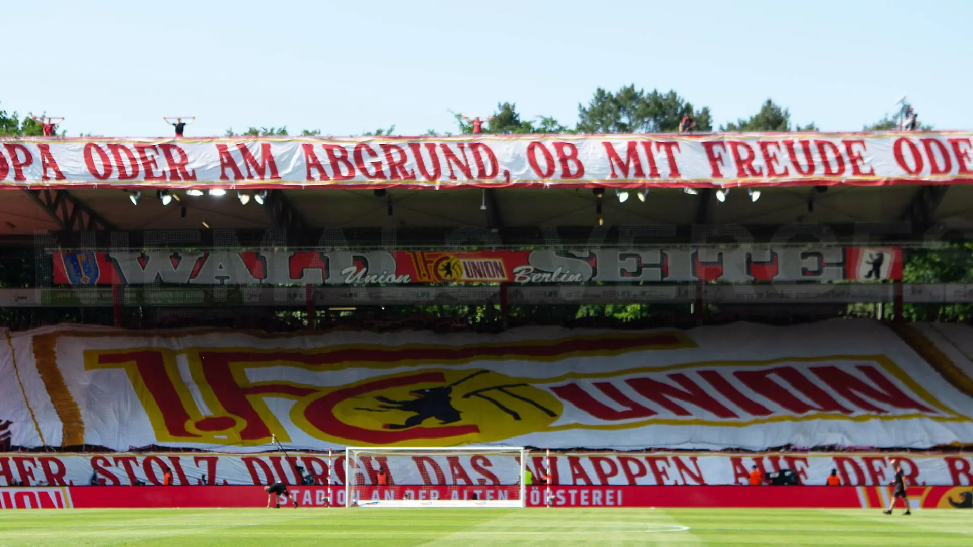Fussball, Herren, Saison 2022/2023, 1. Bundesliga 34. Spieltag, 1. FC Union Berlin - SV Werder Bremen, Fans von Union mit Choreo, Ob in Europa oder am Abgrund, ob mit Freude oder Frust, unglaublicher Stolz durch das Wappen auf der Brust, 27.05.2023, *** Football, men, season 2022 2023, 1 Bundesliga 34 matchday , 1 FC Union Berlin SV Werder Bremen, Fans of Union with choreo, Whether in Europe or on the precipice, whether with joy or frustration, incredible pride by the crest on the chest, 27 05 2023, Copyright: xSebastianxRäppold/MatthiasxKochx