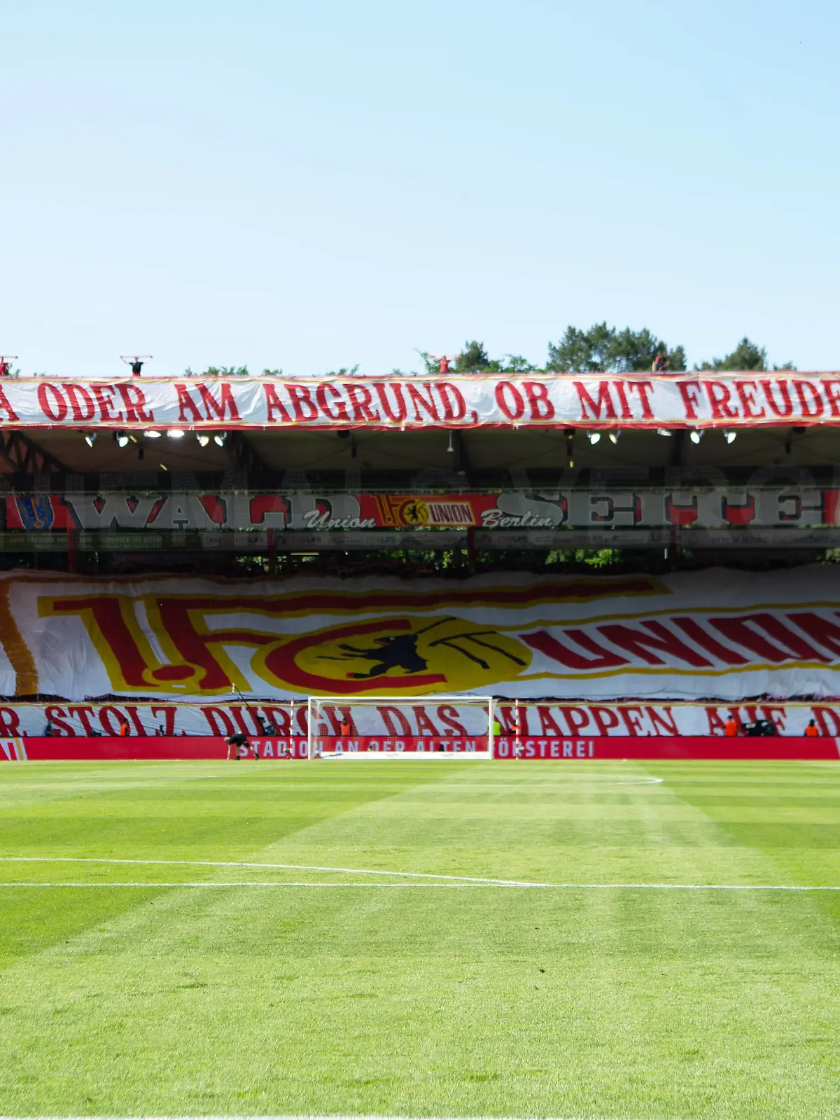 Fussball, Herren, Saison 2022/2023, 1. Bundesliga 34. Spieltag, 1. FC Union Berlin - SV Werder Bremen, Fans von Union mit Choreo, Ob in Europa oder am Abgrund, ob mit Freude oder Frust, unglaublicher Stolz durch das Wappen auf der Brust, 27.05.2023, *** Football, men, season 2022 2023, 1 Bundesliga 34 matchday , 1 FC Union Berlin SV Werder Bremen, Fans of Union with choreo, Whether in Europe or on the precipice, whether with joy or frustration, incredible pride by the crest on the chest, 27 05 2023, Copyright: xSebastianxRäppold/MatthiasxKochx