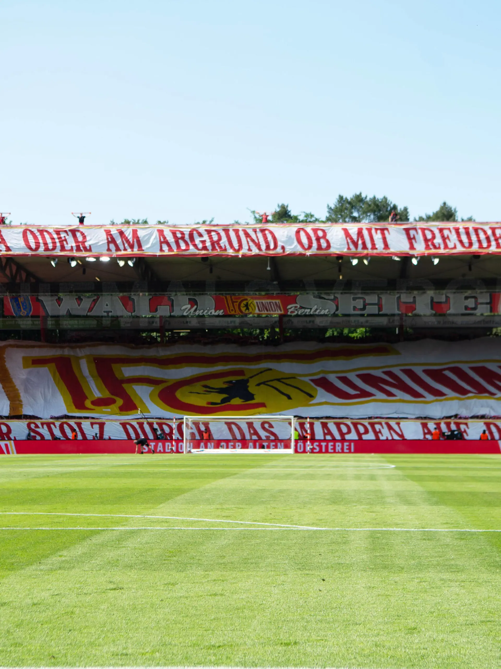 Fussball, Herren, Saison 2022/2023, 1. Bundesliga 34. Spieltag, 1. FC Union Berlin - SV Werder Bremen, Fans von Union mit Choreo, Ob in Europa oder am Abgrund, ob mit Freude oder Frust, unglaublicher Stolz durch das Wappen auf der Brust, 27.05.2023, *** Football, men, season 2022 2023, 1 Bundesliga 34 matchday , 1 FC Union Berlin SV Werder Bremen, Fans of Union with choreo, Whether in Europe or on the precipice, whether with joy or frustration, incredible pride by the crest on the chest, 27 05 2023, Copyright: xSebastianxRäppold/MatthiasxKochx