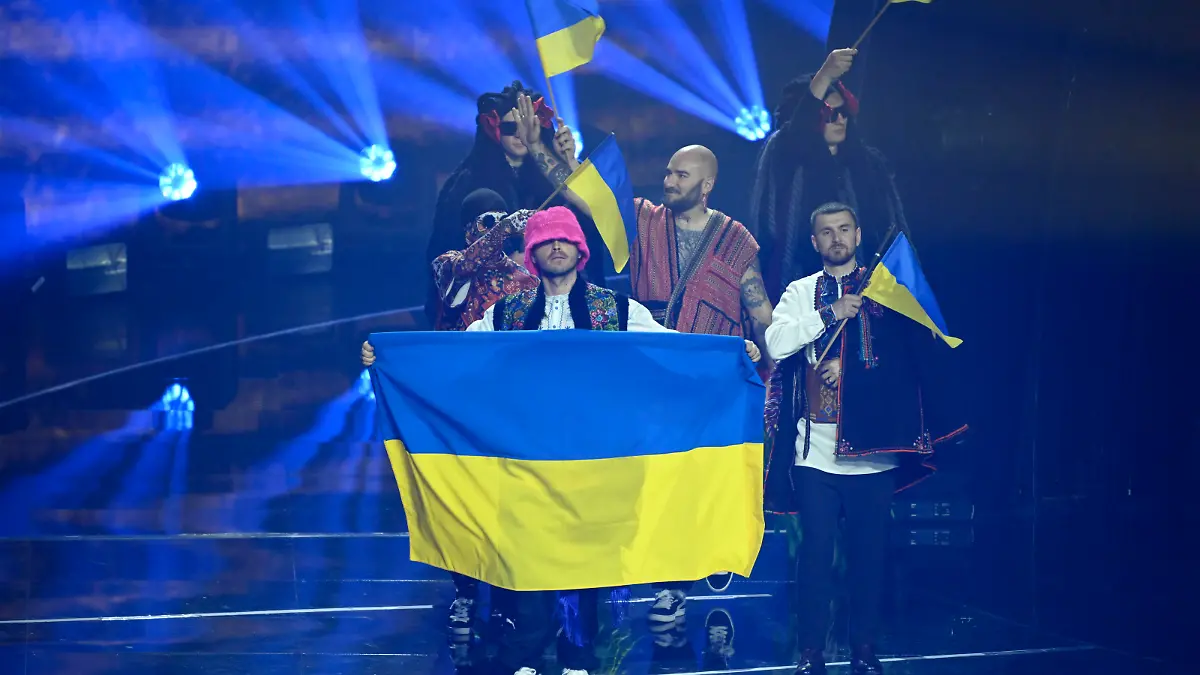 TURIN 20220514 Ukrainas Kalush Orchestra i flaggparaden under l?rdagens final i Eurovision Song Contest. Foto: Jessica Gow / TT / kod 10070