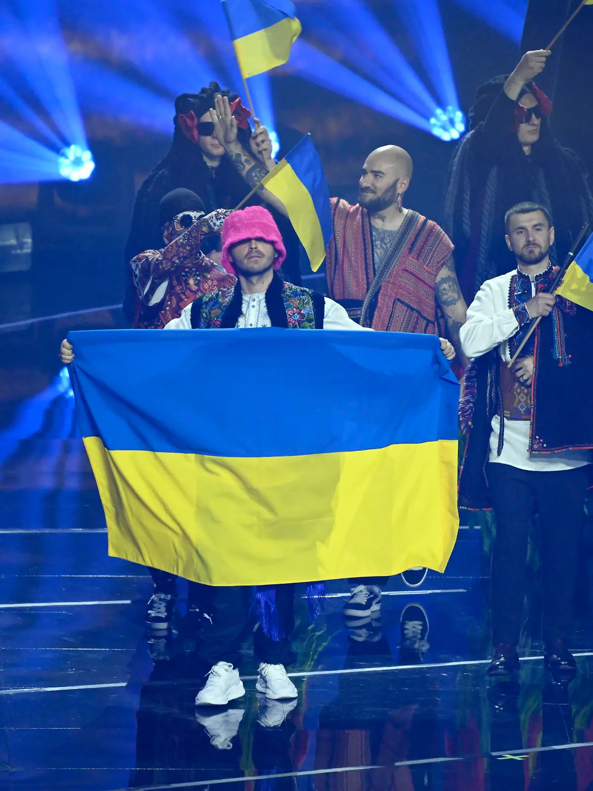 TURIN 20220514 Ukrainas Kalush Orchestra i flaggparaden under l?rdagens final i Eurovision Song Contest. Foto: Jessica Gow / TT / kod 10070
