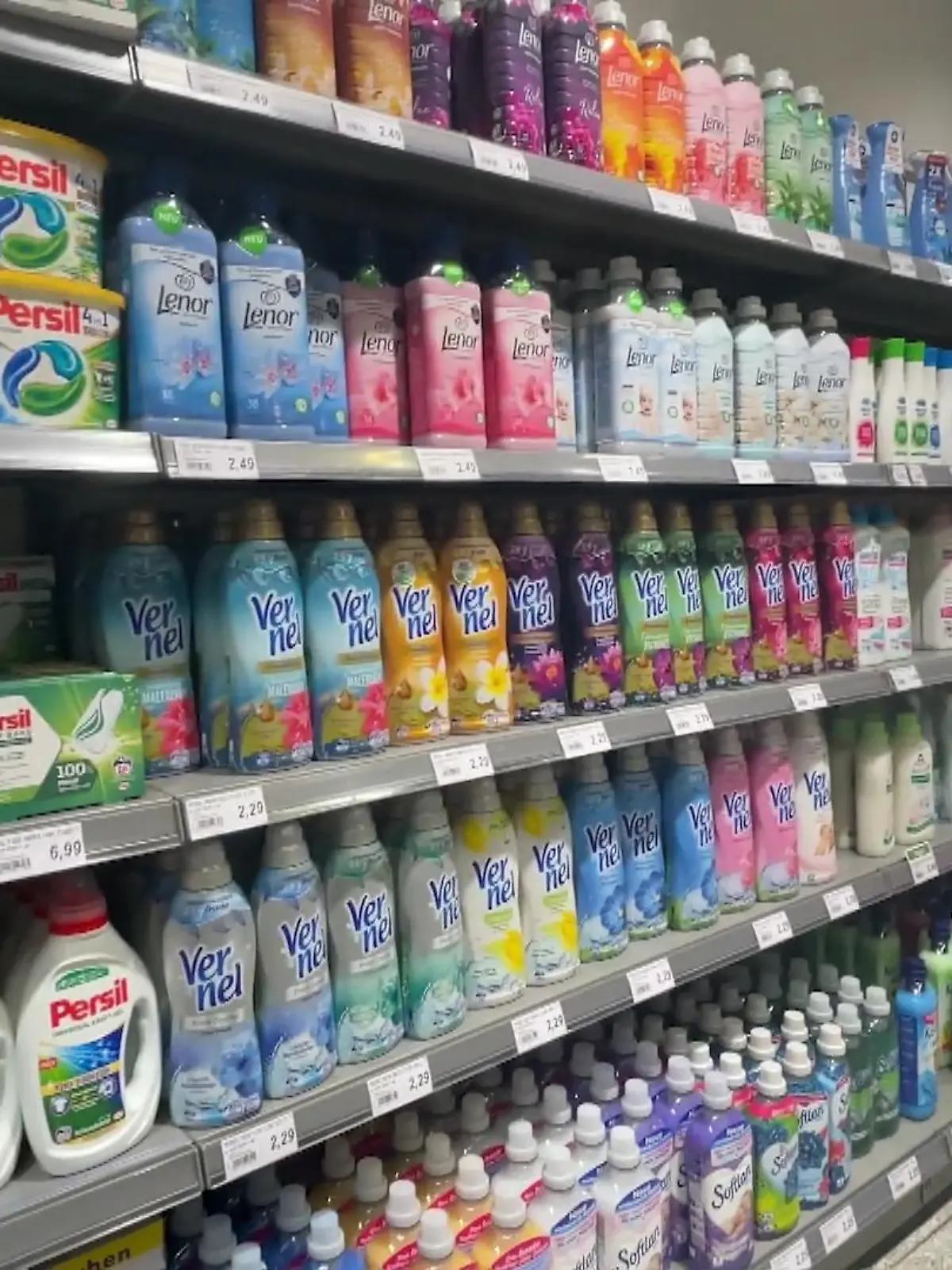 Sonderangebote freuen uns doch alle! Allerdings sind diese bei Waschmittel gar nicht mal so einfach zu erkennen. Denn die Menge des Waschmittels hängt schließlich auch davon ab, wie hart oder weich das Wasser ist – und ob es sich um Tabs, Pulver oder Flüssigwaschmittel handelt. Wie Sie erkennen, ob das Angebot wirklich ein Preisknaller oder doch nur reine Werbung ist, erfahren Sie im Video.