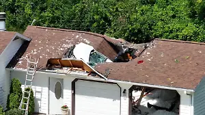 Frau kommt von Straße ab - Auto steckt in Garagendach! Wagen schleudert durch die Luft
