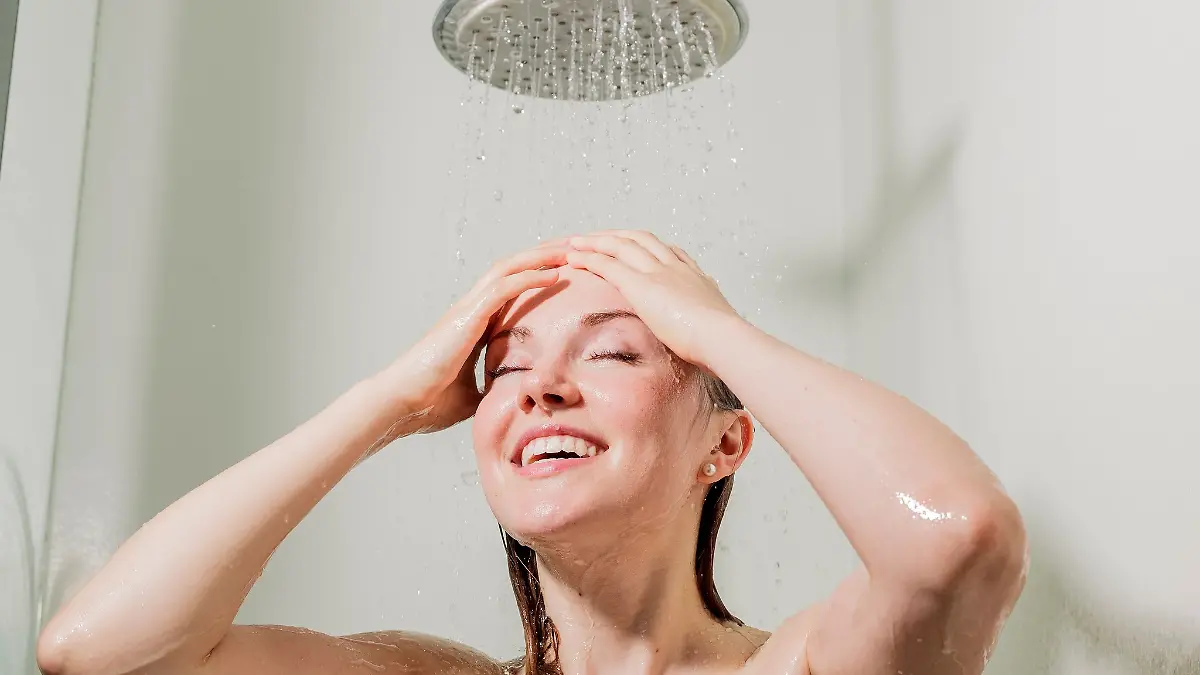 Nach dem Duschen nur halbherzig abtrocknen: So bleibt etwas Wasser auf der Haut zurück, das den Körper zusätzlich kühlt.