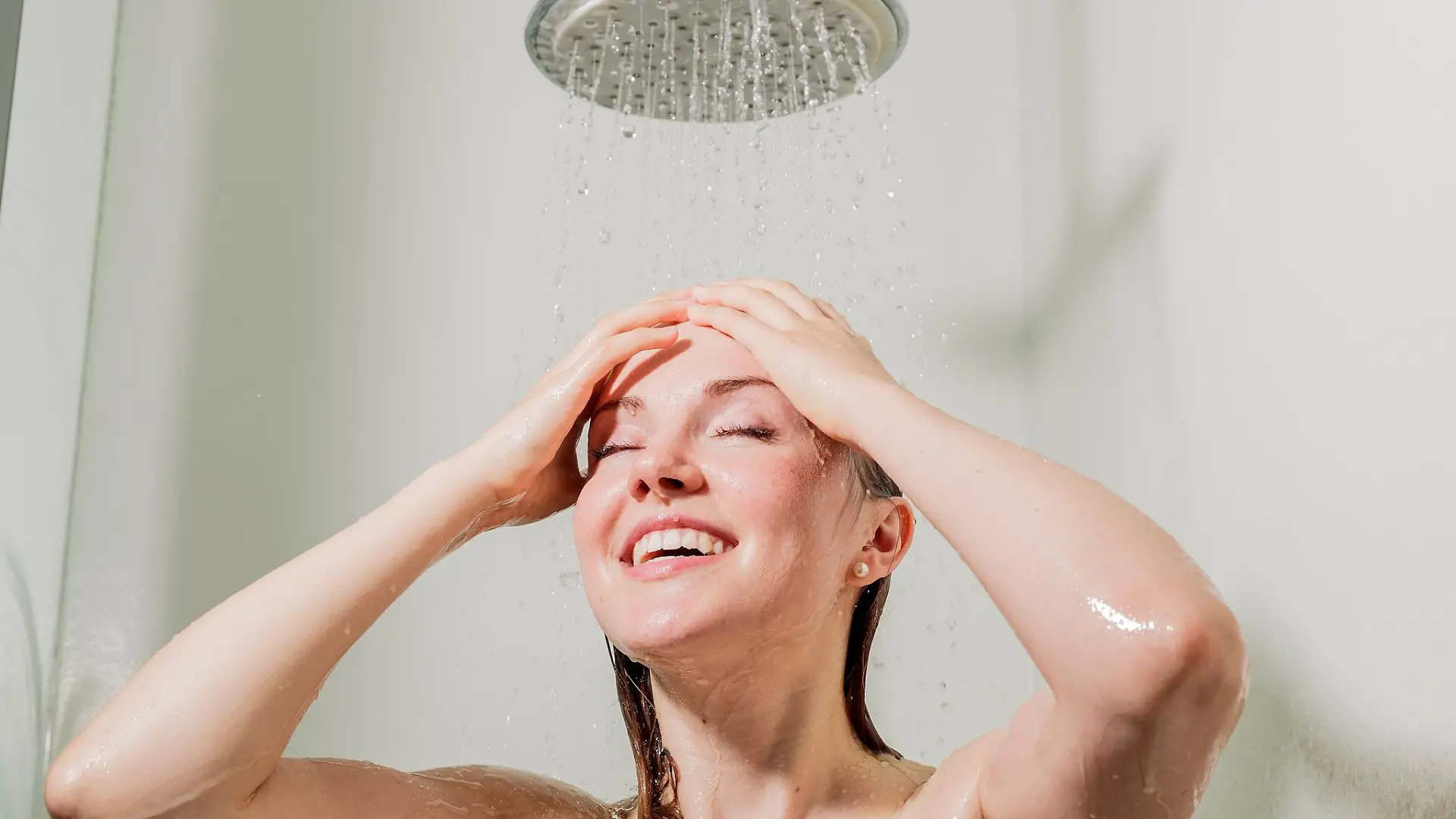 Nach dem Duschen nur halbherzig abtrocknen: So bleibt etwas Wasser auf der Haut zurück, das den Körper zusätzlich kühlt.