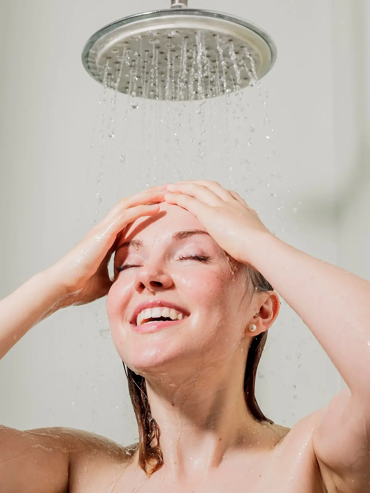 Bild zu: "„Dark Showering” – warum ihr beim Duschen das Licht ausmachen solltet"