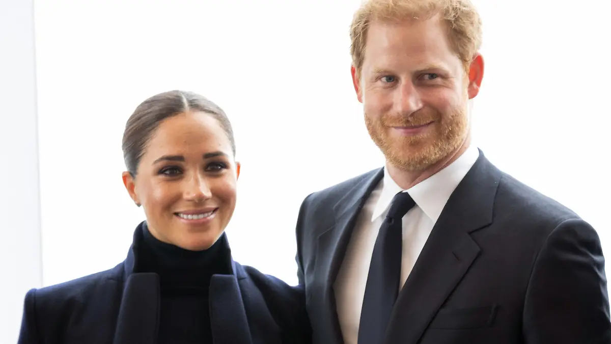 ARCHIV - 23.09.2021, USA, New York: Meghan, Herzogin von Sussex, und ihr Ehemann Prinz Harry, Herzog von Sussex, stehen im Observatorium im One World Trade Center. Queen-Enkel Prinz Harry und seine Ehefrau Herzogin Meghan wollen gemeinsam mit ihren beiden Kindern an den Feierlichkeiten zum 70. Thronjubiläum von Königin Elizabeth II. teilnehmen. (zu dpa «Harry und Meghan reisen mit Kindern zum Thronjubiläum der Queen») Foto: Taidgh Barron/ZUMA Press Wire/dpa +++ dpa-Bildfunk +++