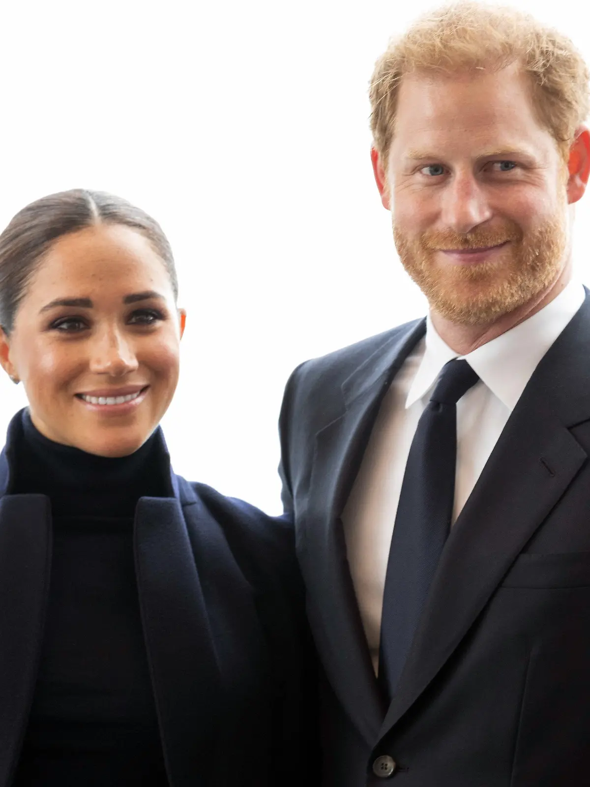 ARCHIV - 23.09.2021, USA, New York: Meghan, Herzogin von Sussex, und ihr Ehemann Prinz Harry, Herzog von Sussex, stehen im Observatorium im One World Trade Center. Queen-Enkel Prinz Harry und seine Ehefrau Herzogin Meghan wollen gemeinsam mit ihren beiden Kindern an den Feierlichkeiten zum 70. Thronjubiläum von Königin Elizabeth II. teilnehmen. (zu dpa «Harry und Meghan reisen mit Kindern zum Thronjubiläum der Queen») Foto: Taidgh Barron/ZUMA Press Wire/dpa +++ dpa-Bildfunk +++