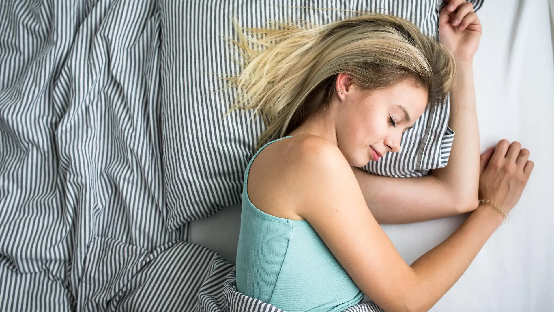Frau schläft im Bett.