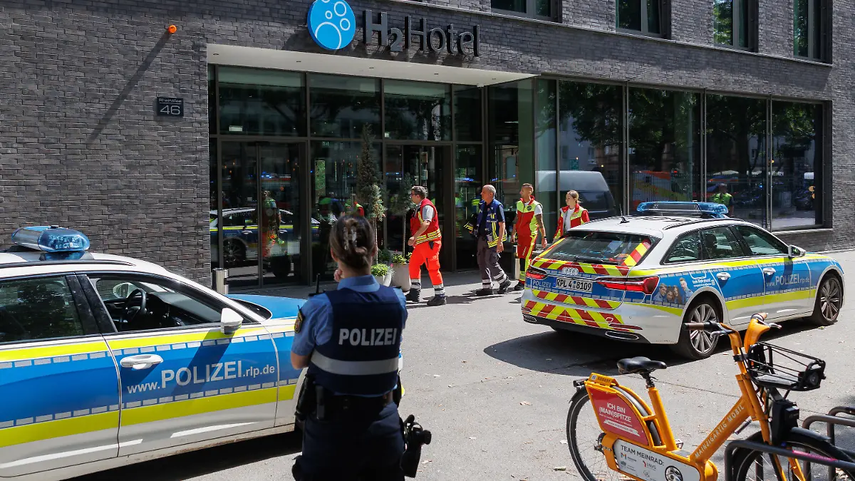 Polizeieinsatz vor H2-Hotel in Mainz