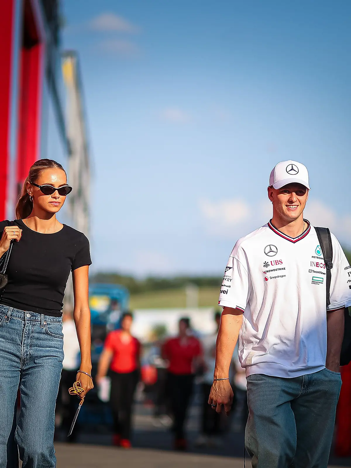 18.07.2024, Ungarn, Mogyorod: Mick Schumacher aus Deutschland, Alpine WEC Fahrer, Mercedes AMG Testfahrer, ehemaliger Fahrer im Haas F1 Team, geht mit seiner Freundin Laila Hasanovic geht vor dem Großen Preis von Ungarn über das Gelände auf dem Hungaroring. Der Sohn von Rekordweltmeister Michael Schumacher fährt in dieser Saison im Sportwagen-Programm von Alpine und hofft auf eine Rückkehr ins Formel-1-Cockpit. Der Große Preis von Ungarn startet am Sonntag, 21.07.2024.