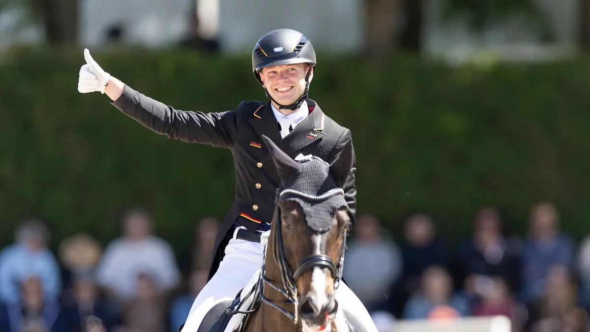 Raphael Netz auf seinem Pferd Camelot.