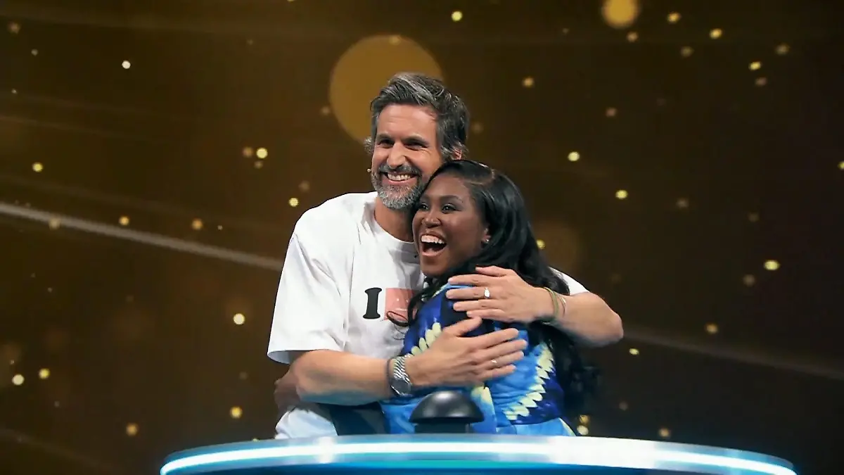 Tom Beck und Motsi Mabuse freuen sich über den Sieg.