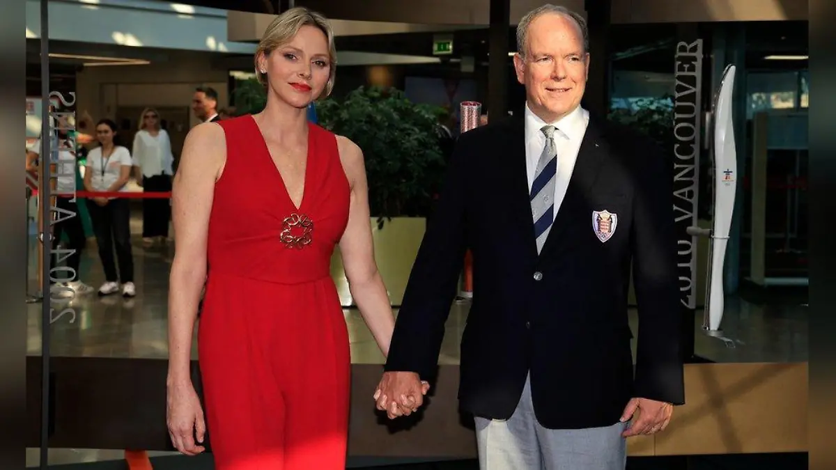 Monacos Fürstin Charlène beeindruckt mit feurigem Outfit