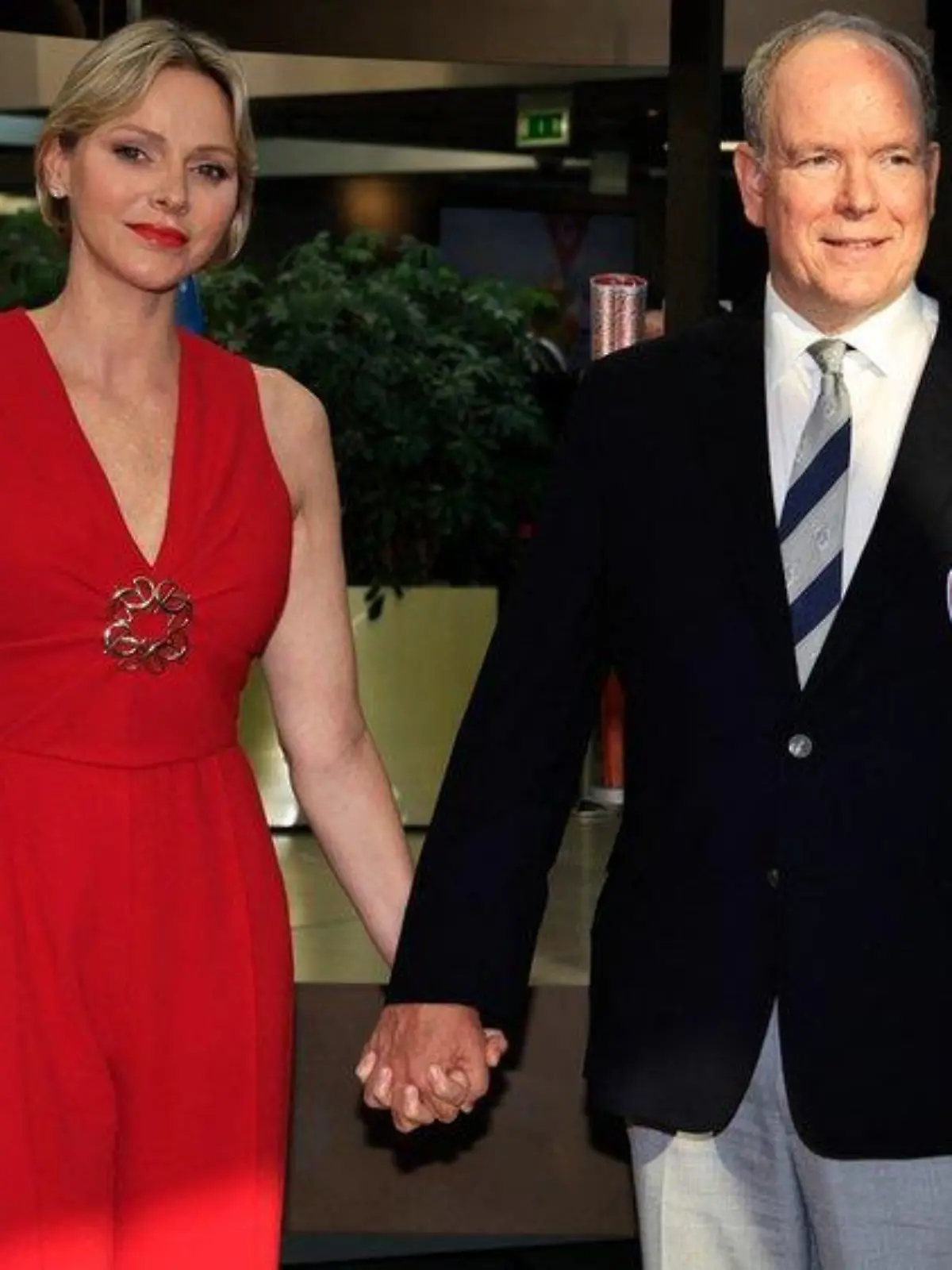 Monacos Fürstin Charlène beeindruckt mit feurigem Outfit