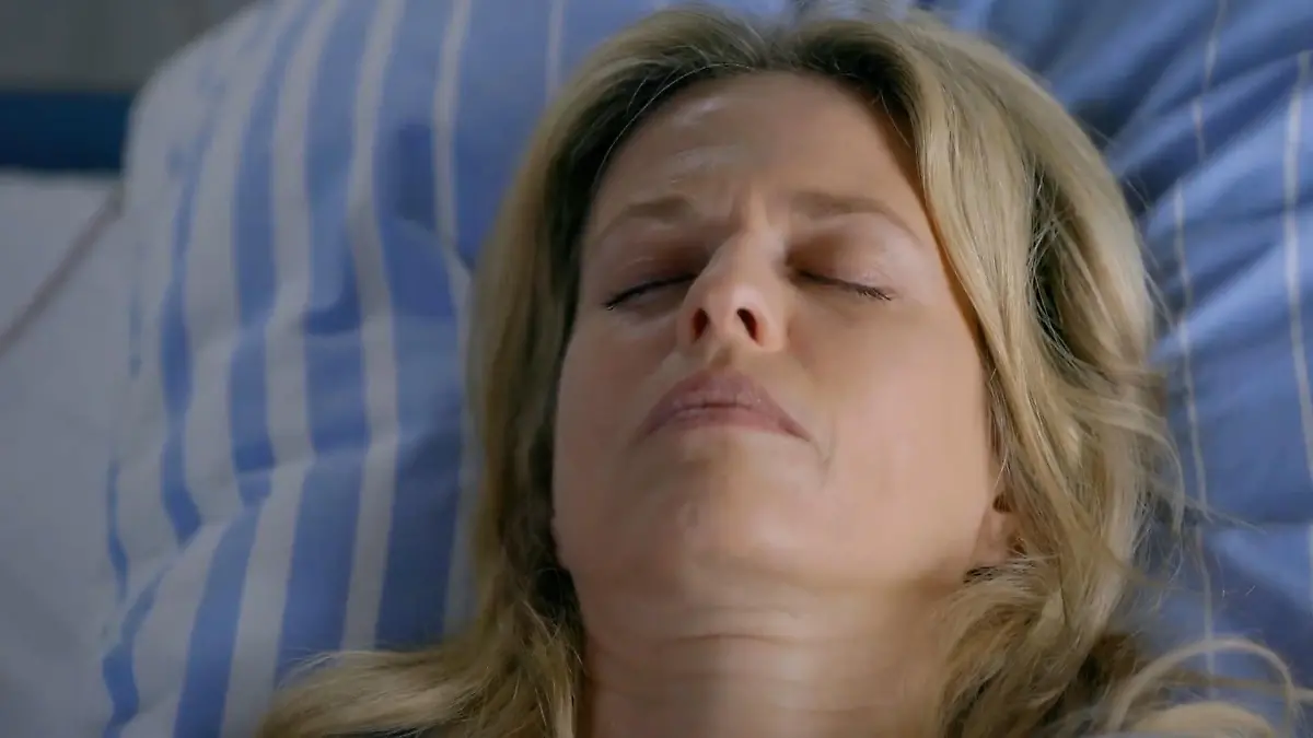 „Unter uns“-Folge vom 26.07.24 auf RTL+: Patrizia beginnt durch Stellas  Gesang zu träumen