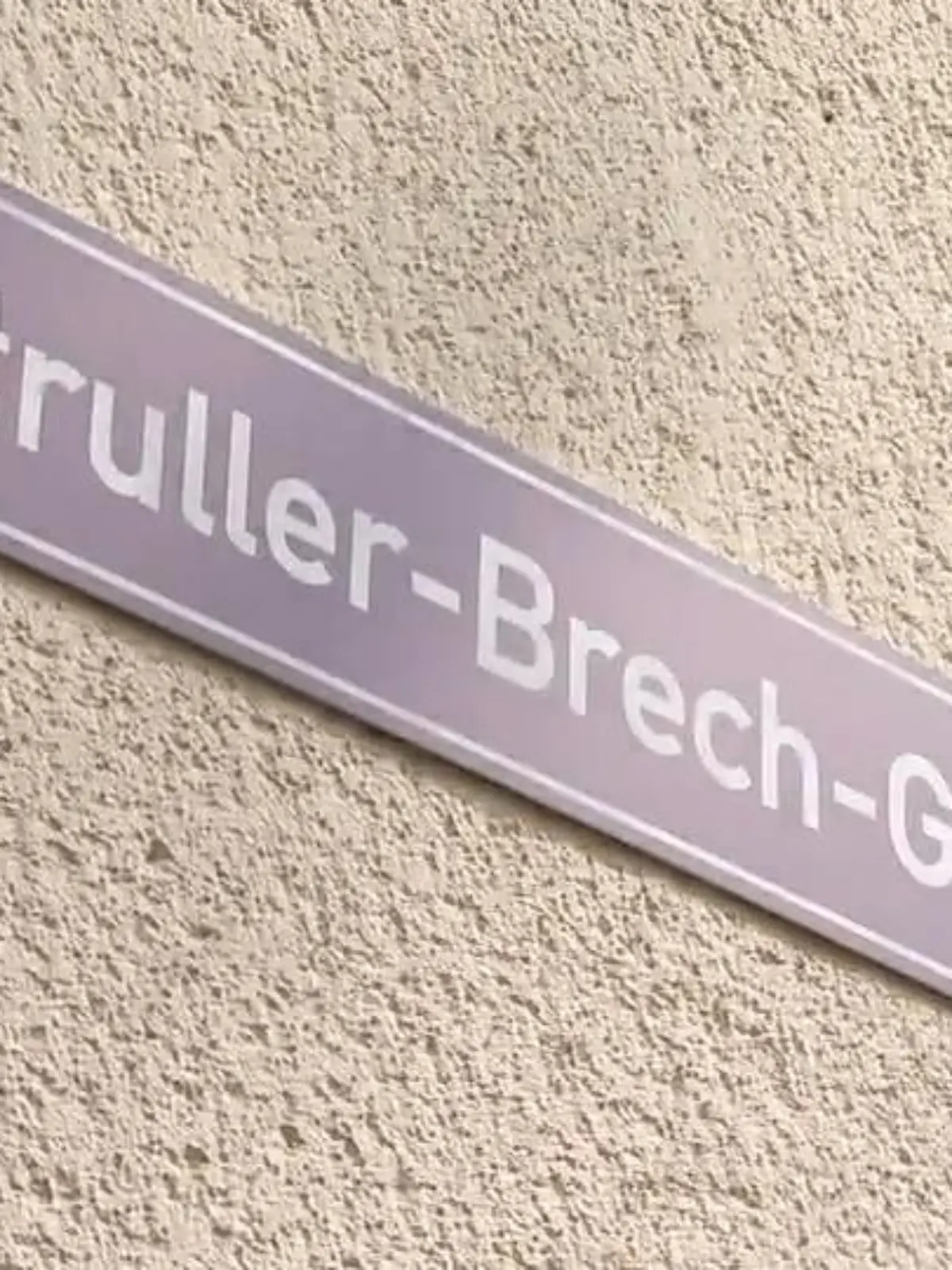 Wenn die Anwohner der Friedrich-Ebert-Straße in Kassel ihre Wohnungen verlassen, dann wären Gummistiefel nicht die schlechteste Idee. Denn auf der Straße fließen fröhlich die Urinbäche, in der Ecke sammeln sich Pfützen von Erbrochenem und Müllberge erschweren das Durchkommen. Verursacher dieses Zustands? Das Kasseler Partyvolk. Aus Frust haben die Anwohner die Friedrich-Ebert-Straße in Struller-Brech-Gasse umbenannt. Doch mittlerweile ist die Situation auf der Partymeile nicht nur eklig, sondern auch gefährlich. Die Anwohner sind am Ende und fordern Änderungen. Die Ordnungsbehörden versuchen die Situation zu entschärfen. Welche Maßnahmen sie ergreifen und warum das den Anwohnern nicht reicht, verraten wir im Video.