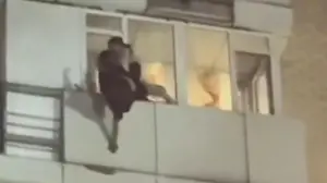 Frau hängt aus Fenster! Nachbar riskiert eigenes Leben  Flammenhölle im siebten Stock