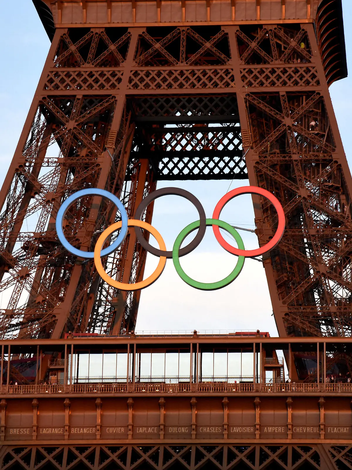Olympic Rings Illuminated On The Eiffel Tower - Paris Tourists take photos of the Olympic rings are illuminated on the Eiffel Tower in Paris, France on June 8, 2024 Photo by Alain Apaydin/ABACAPRESS.COM Paris France PUBLICATIONxNOTxINxFRAxESPxUKxUSAxBELxPOL Copyright: xApaydinxAlain/ABACAx
