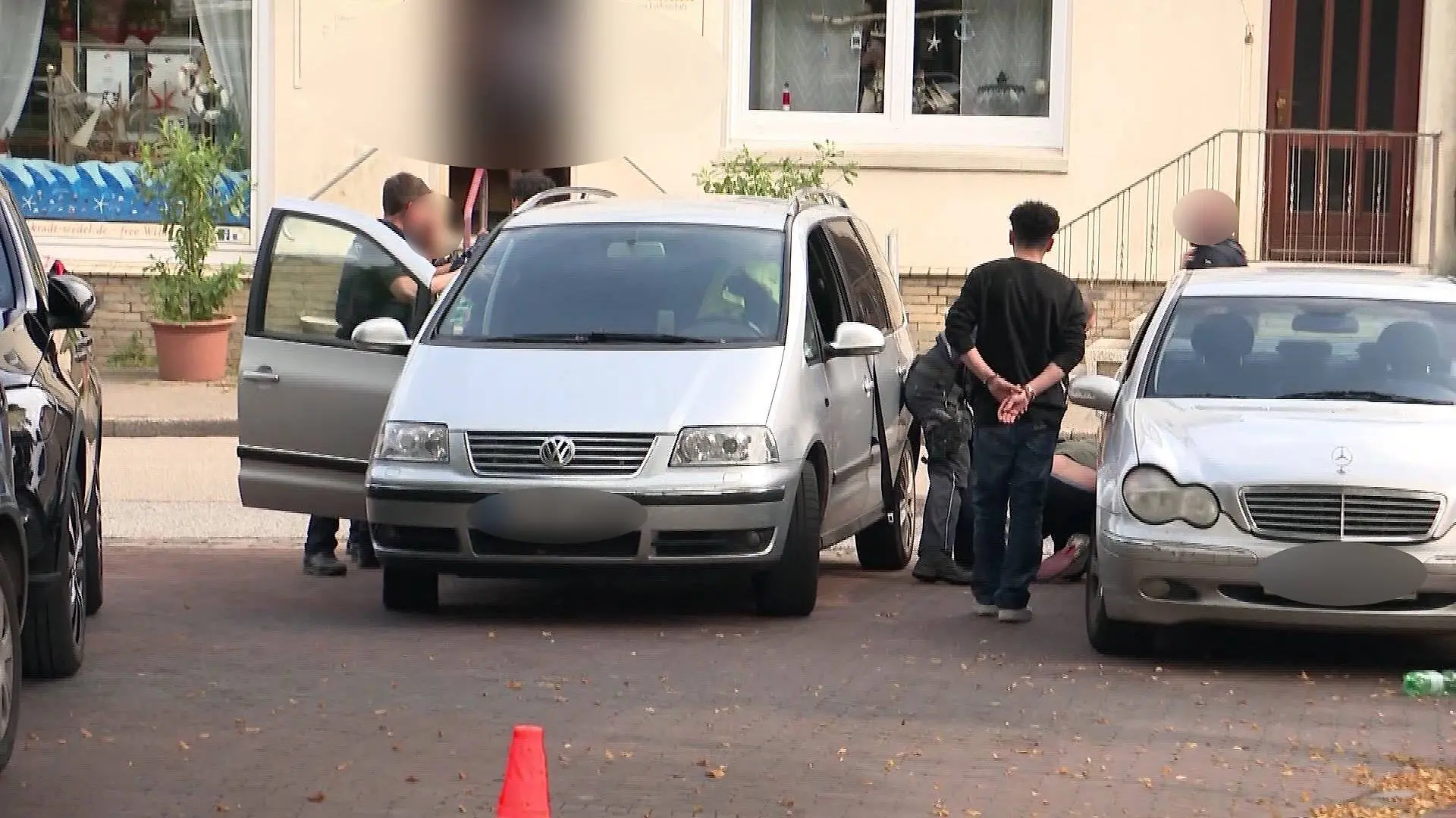 Auch zwei weitere Männer werden von der Polizei festgenommen.