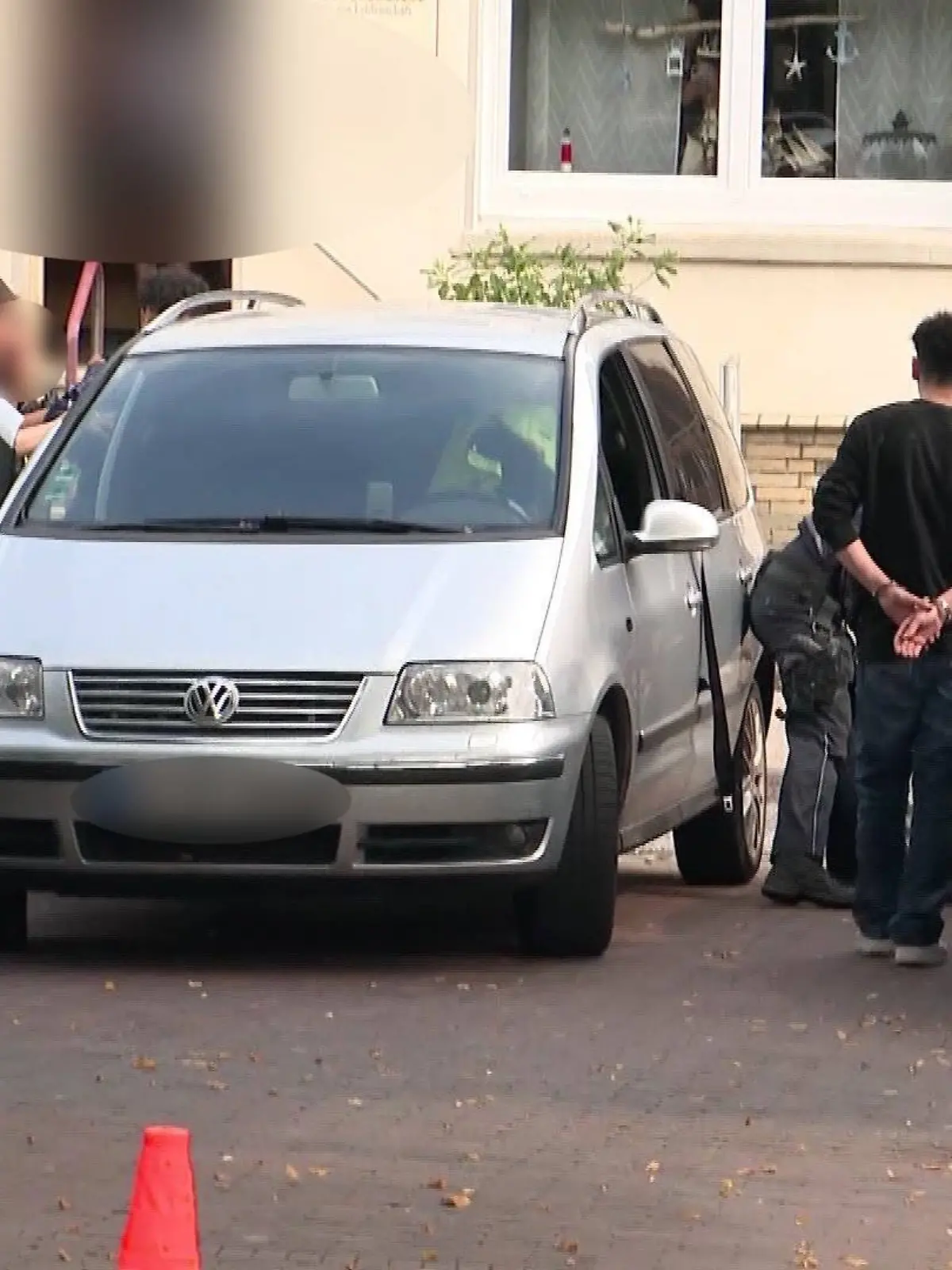 Auch zwei weitere Männer werden von der Polizei festgenommen.