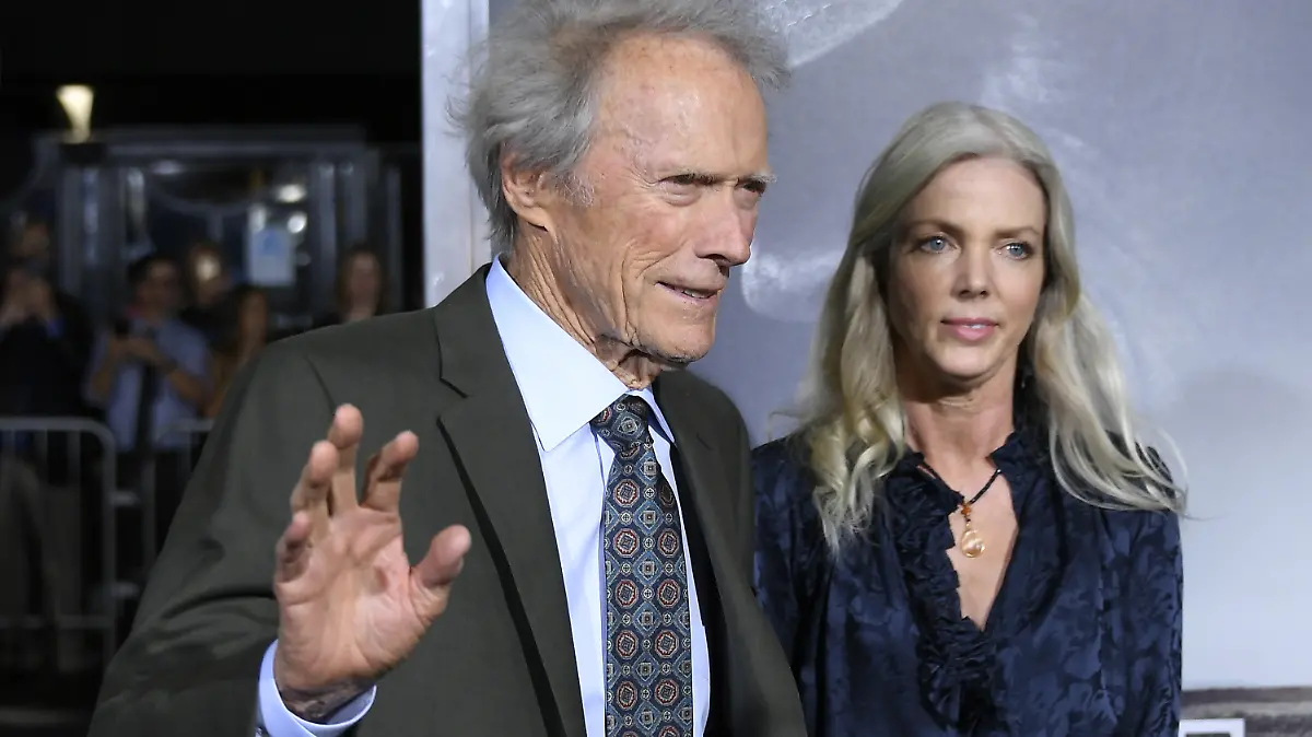 Clint Eastwood mit Partnerin Christina Sandera auf einem Event.