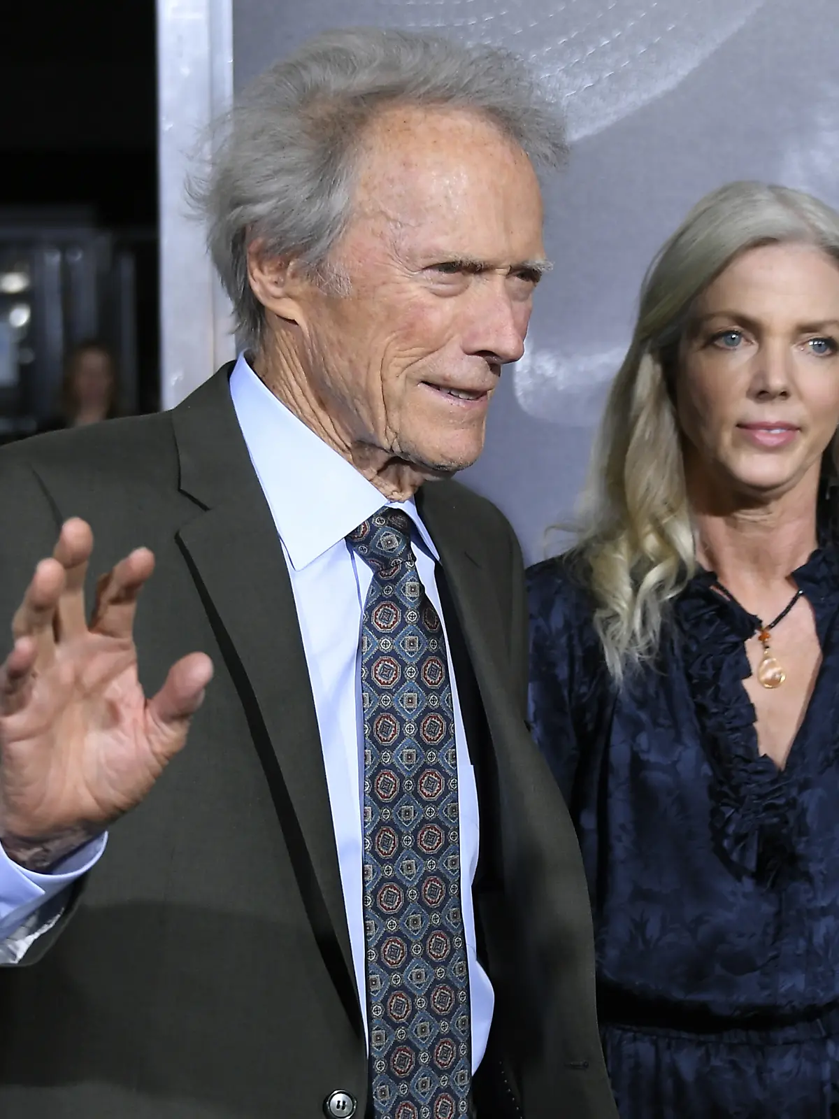 Clint Eastwood mit Partnerin Christina Sandera auf einem Event.