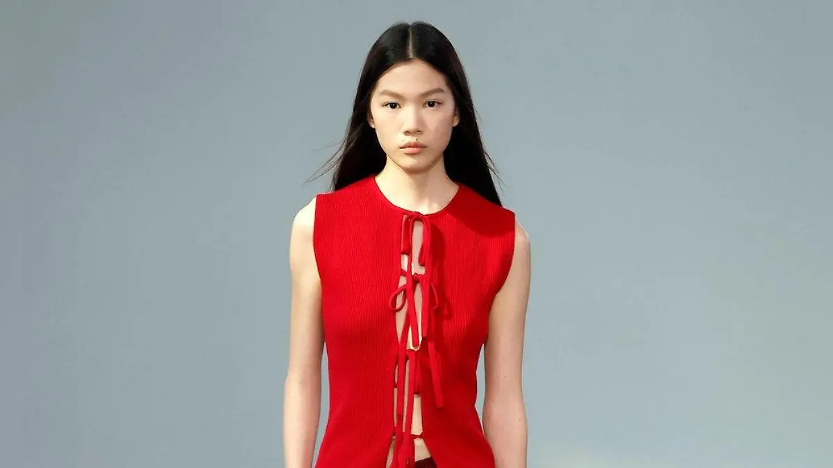 Tie-Front-Blusen: Der neueste Modetrend stilvoll interpretiert
