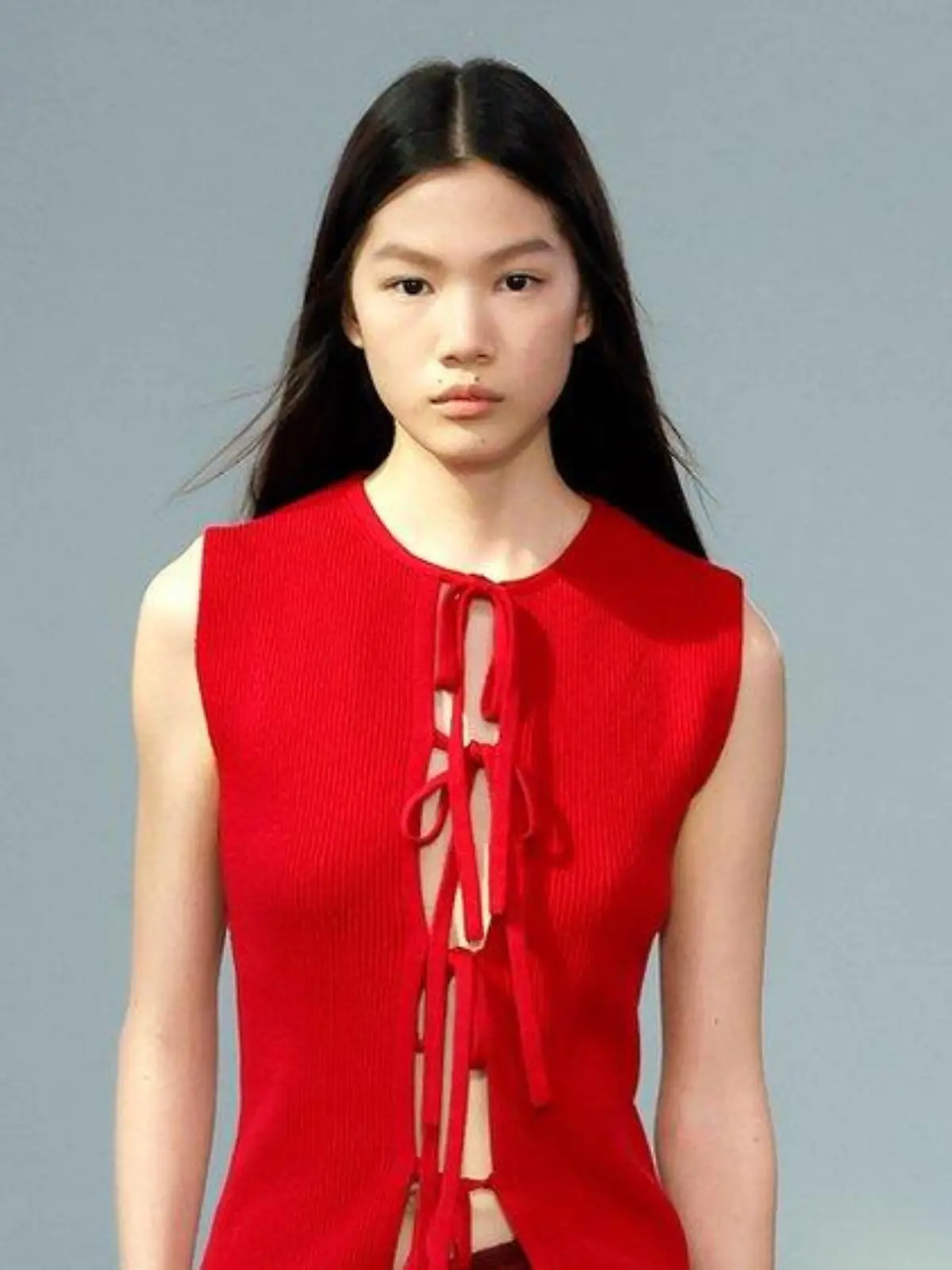Tie-Front-Blusen: Der neueste Modetrend stilvoll interpretiert