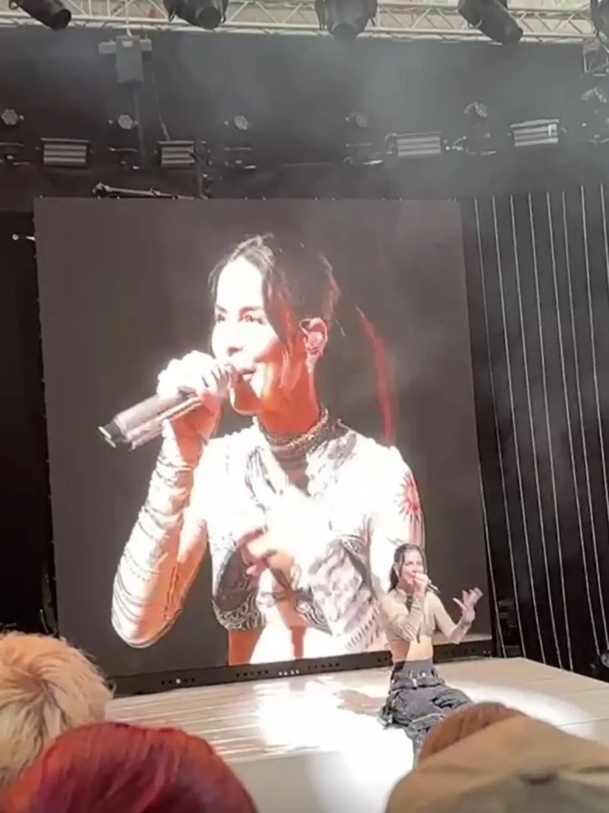 Lena Meyer-Landrut gibt live auf der Bühne ein Gesundheitsupdate