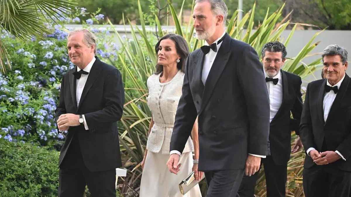 In Schwarz und Weiß: Letizia und Felipe schmeißen sich in Schale