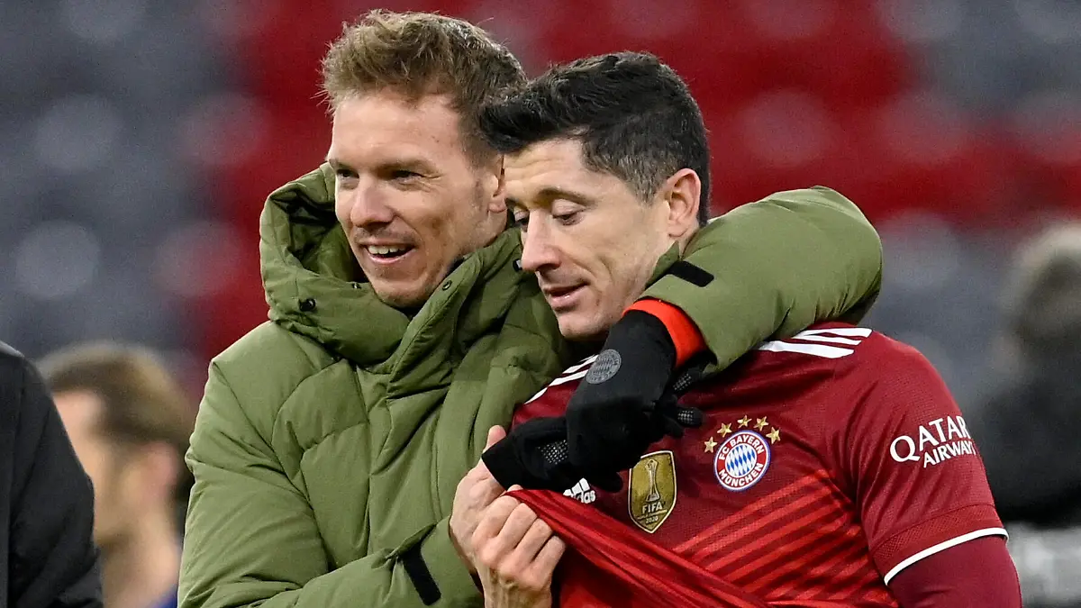 Nach Spielende: Trainer Coach Julian Nagelsmann FC Bayern Muenchen FCB mit Robert Lewandowski FC Bayern Muenchen FCB 09 Umarmung FC Bayern München FCB vs Arminia Bielefeld 27.11.2021 DFL REGULATIONS PROHIBIT ANY USE OF PHOTOGRAPHS AS IMAGE SEQUENCES AND/OR QUASI-VIDEO FC Bayern München FCB vs Arminia Bielefeld *** After the game Coach Coach Julian Nagelsmann FC Bayern Muenchen FCB with Robert Lewandowski FC Bayern Muenchen FCB 09 hug FC Bayern Muenchen FCB vs Arminia Bielefeld 27 11 2021 DFL REGULATES PROHIBIT ANY USE OF PHOTOGRAPHS AS IMAGE SEQUENCES AND OR QUASI VIDEO FC Bayern Muenchen FCB vs Arminia Bielefeld