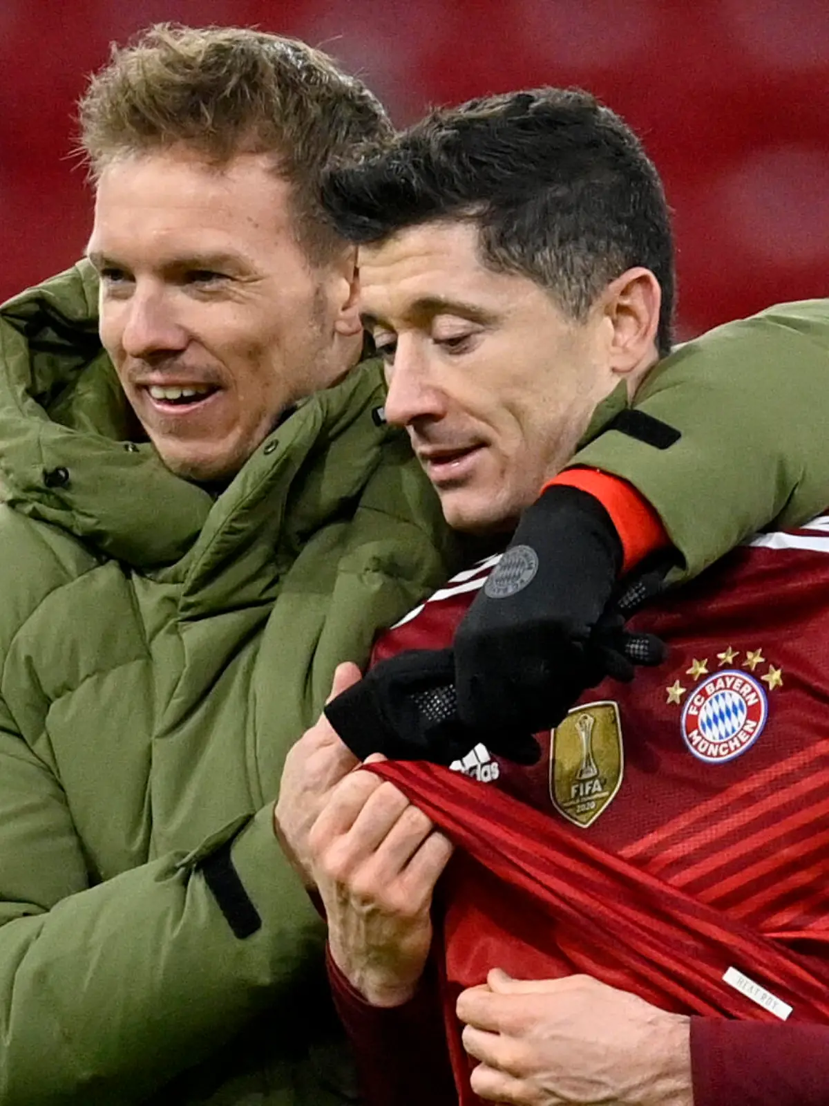  Nach Spielende: Trainer Coach Julian Nagelsmann FC Bayern Muenchen FCB mit Robert Lewandowski FC Bayern Muenchen FCB 09 Umarmung FC Bayern München FCB vs Arminia Bielefeld 27.11.2021 DFL REGULATIONS PROHIBIT ANY USE OF PHOTOGRAPHS AS IMAGE SEQUENCES AND/OR QUASI-VIDEO FC Bayern München FCB vs Arminia Bielefeld *** After the game Coach Coach Julian Nagelsmann FC Bayern Muenchen FCB with Robert Lewandowski FC Bayern Muenchen FCB 09 hug FC Bayern Muenchen FCB vs Arminia Bielefeld 27 11 2021 DFL REGULATES PROHIBIT ANY USE OF PHOTOGRAPHS AS IMAGE SEQUENCES AND OR QUASI VIDEO FC Bayern Muenchen FCB vs Arminia Bielefeld