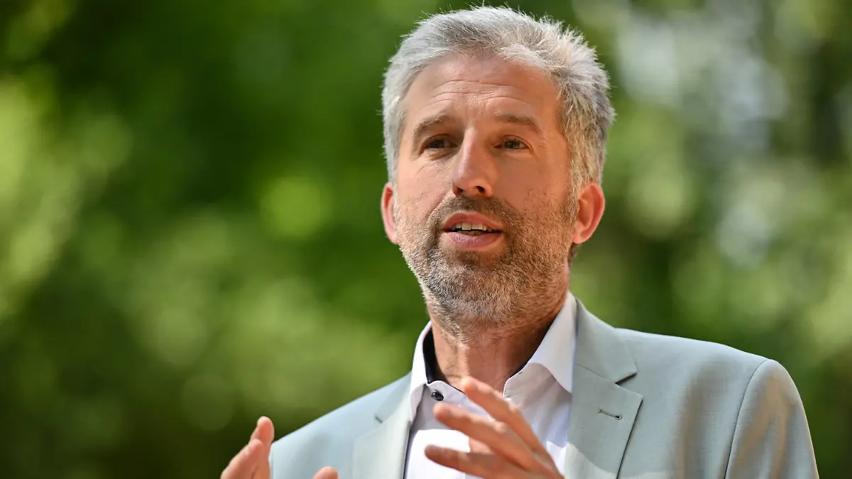 ARCHIV - 30.05.2023, Baden-Württemberg, Tübingen: Der Tübinger Oberbürgermeister Boris Palmer steht bei einer Veranstaltung. Vor der angekündigten Auszeit nimmt er letzte Termine wahr. (zu "Boris Palmer beschränkt sein Facebook-Profil nur für «Freunde»") Foto: Jan-Philipp Strobel/dpa +++ dpa-Bildfunk +++