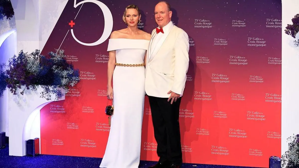 Schulterfreie Robe in Weiß: Charlène versprüht Hollywood-Glamour