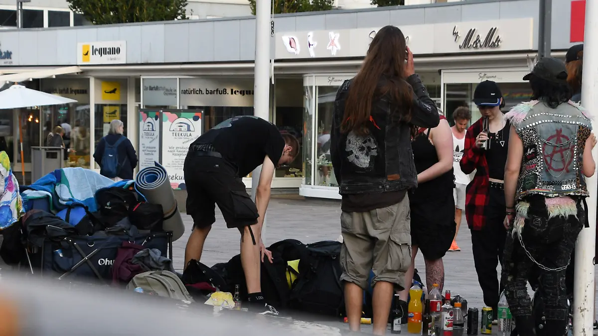 Punks auf Sylt in einer Fußgängerzone.