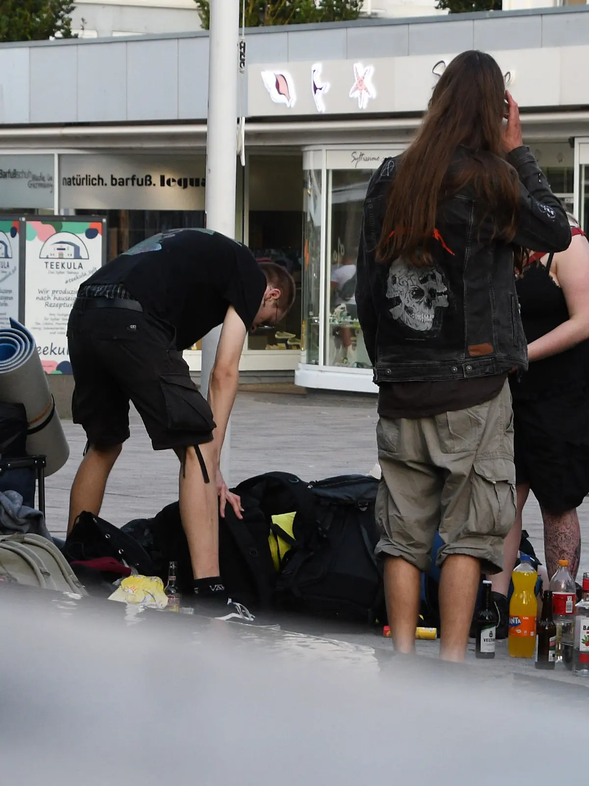Punks auf Sylt in einer Fußgängerzone.