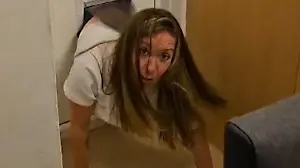 Frau will es machen wie ein Hund - keine gute Idee Sie steckt tief in der ...