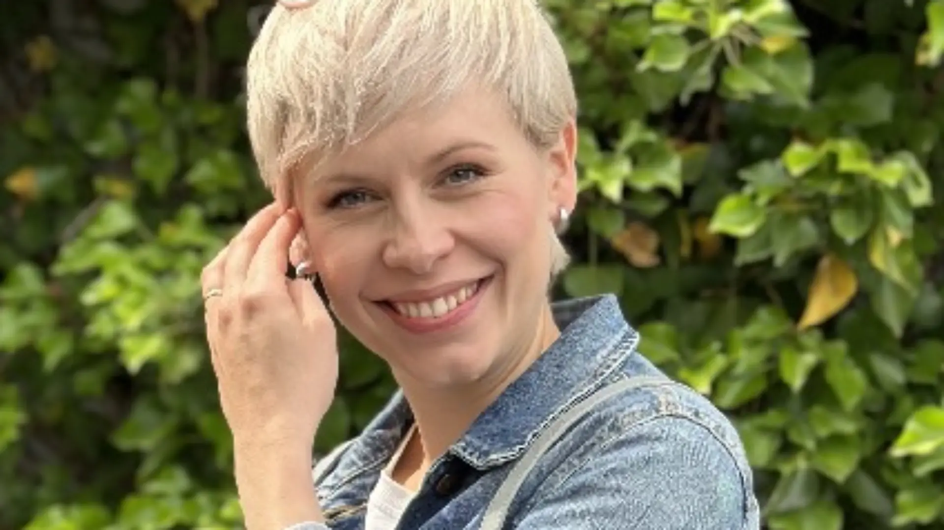 Jasmin Minz könnte aktuell nicht glücklicher sein. Die Schauspielerin erwartet ihr zweites Kind.