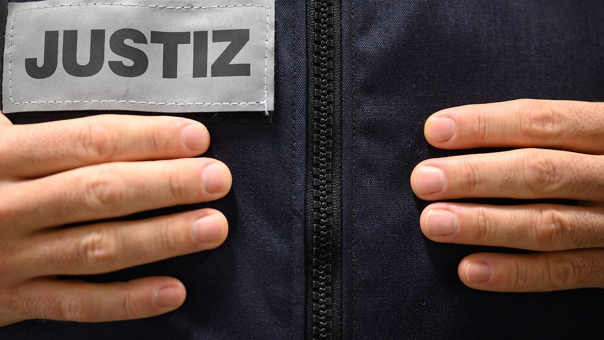 Justizwachtmeister-fordern-bessere-Ausstattung