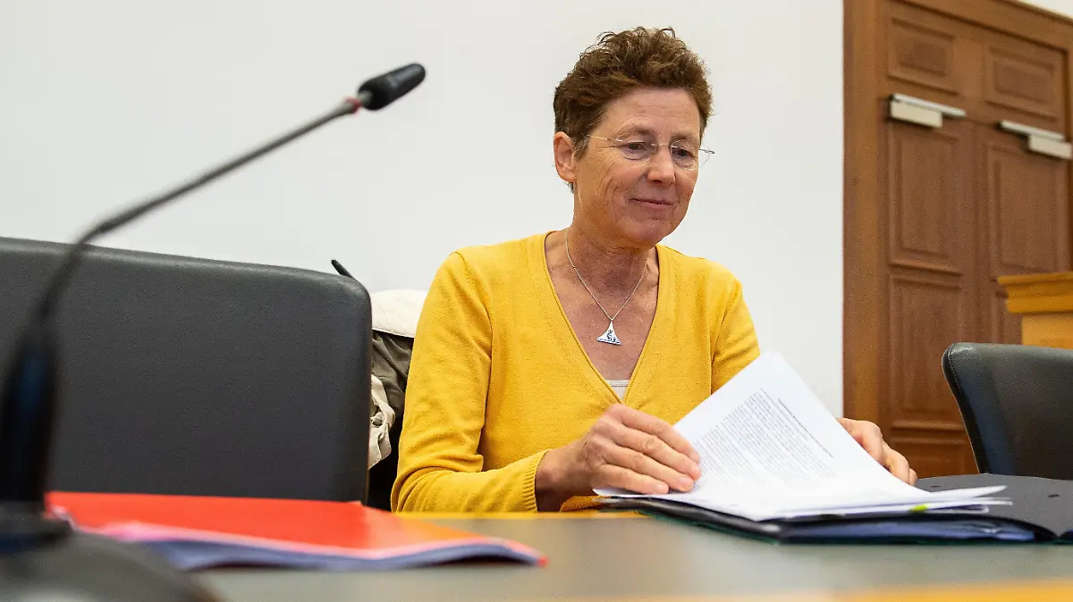 12.10.2018, Hessen, Gießen: Die Gießener Ärztin Kristina Hänel sitzt vor Beginn des Berufungsprozesses im Gerichtssaal. Die Medizinerin soll auf ihrer Webseite Abtreibung als Leistung angeboten haben. In erster Instanz hatte sie das Amtsgericht Gießen im November 2017 zu einer Geldstrafe von 6000 Euro verurteilt. Foto: Silas Stein/dpa +++ dpa-Bildfunk +++
