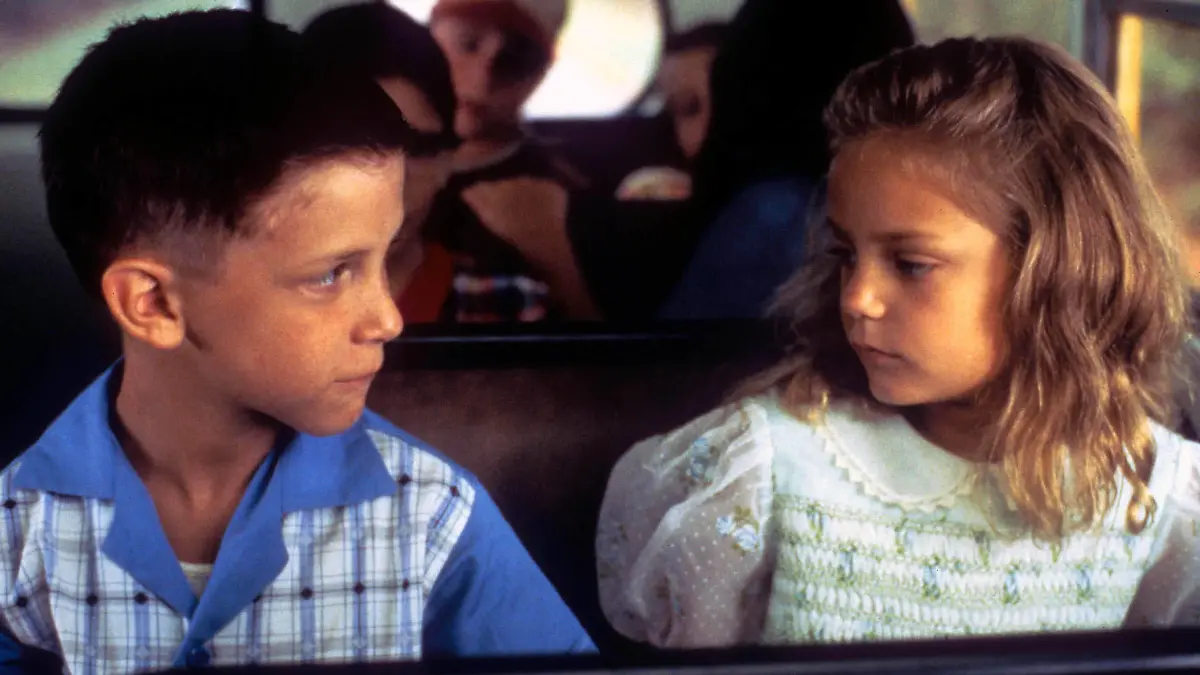 FORREST GUMP MICHAEL CONNER HUMPHREYS as Young Forrest Gump, HANNA R. HALL as Young Jenny Date: 1994 PUBLICATIONxINxGERxSUIxAUTxONLY Mandatory credit line: Image courtesy PARAMOUNT PICTURES / Ronald Grant Archive / Mary Evans