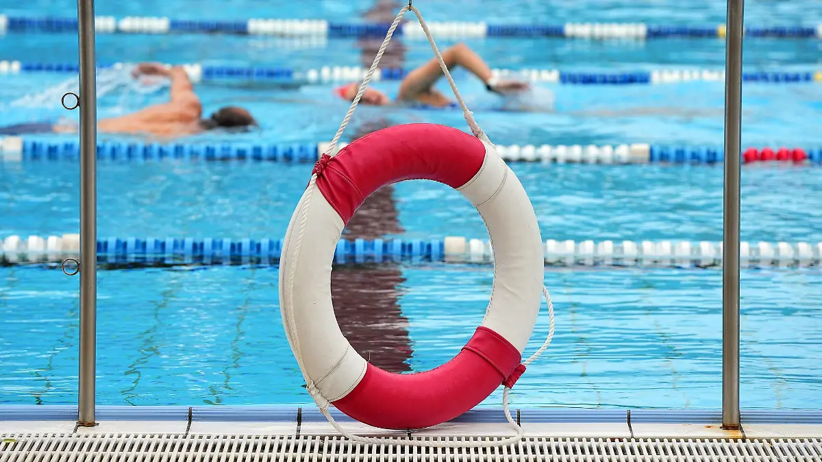 Zwei Jungen werden am Wochenende in Hamburger Schwimmbädern vor dem Ertrinken gerettet. Einer muss sogar reanimiert werden.