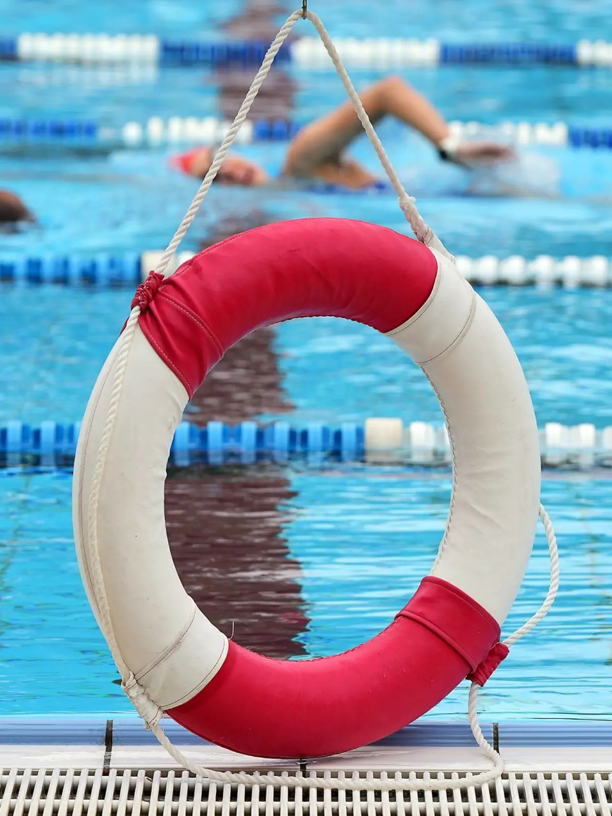 Bild zu: "Vater tritt Schwimmer in Freibadbecken bewusstlos "