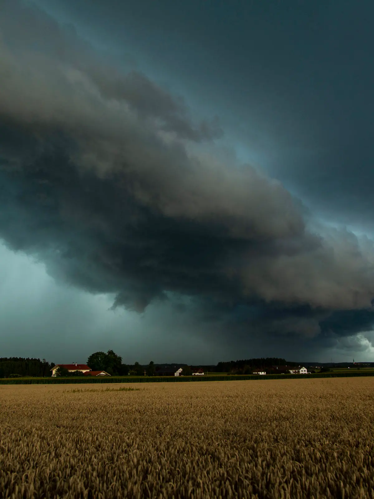 07.08.2021, Bayern, Altenmarkt: Ein Gewitter zieht über Altenmarkt. In Teilen Bayerns gab es am Samstag erneut heftige Schauer und Gewitter. Foto: Tobias Hartl/vifogra/dpa +++ dpa-Bildfunk +++