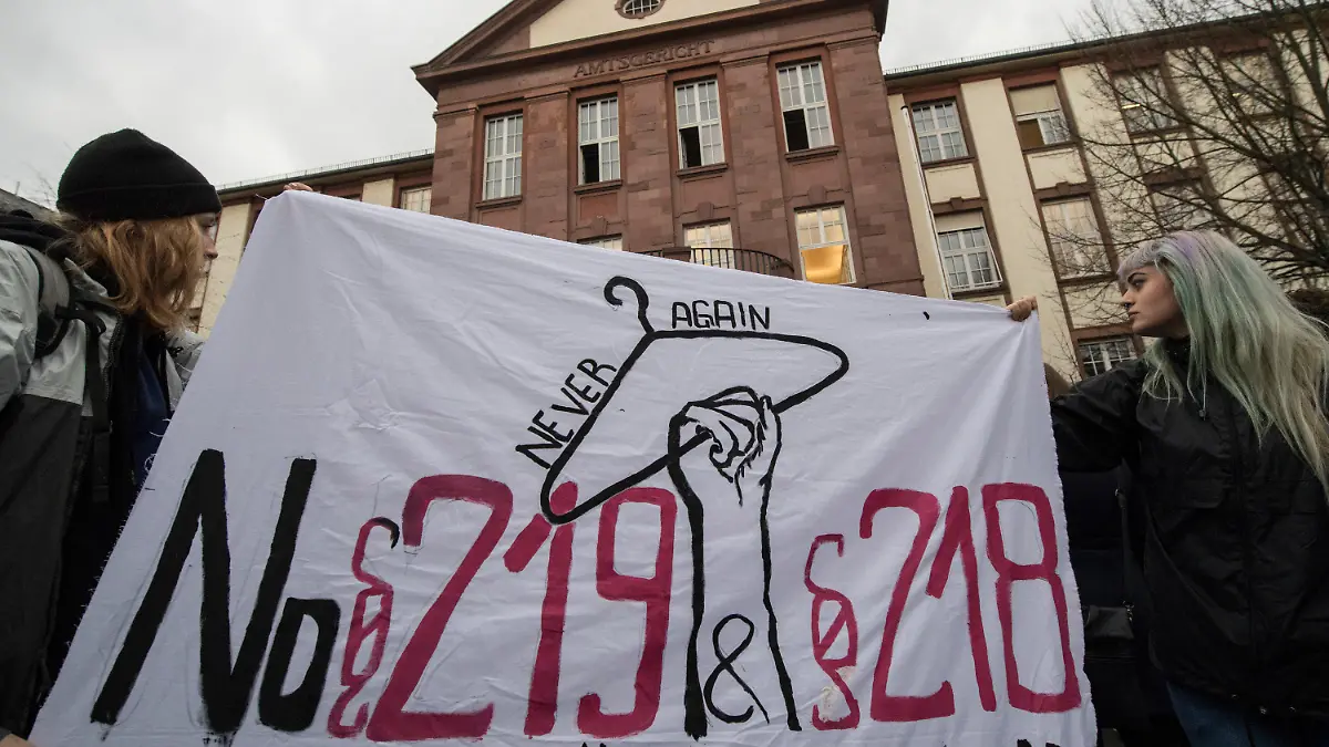 Mit einem Plakat sprechen sich Demonstrantinnen am 24.11.2017 vor dem Amtsgericht in Gießen (Hessen) für eine Abschaffung des Abtreibungsparagfen 218 und den Paragrafen 219 aus. Im Gericht muss sich die Ärztin Kristina Hänel verantworten. Sie soll auf ihrer Homepage für Abtreibung geworben haben und sich damit strafbar haben. Foto: Boris Roessler/dpa +++(c) dpa - Bildfunk+++