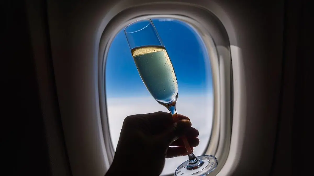 Alkohol im Flieger: Gefährlich oder harmlos?