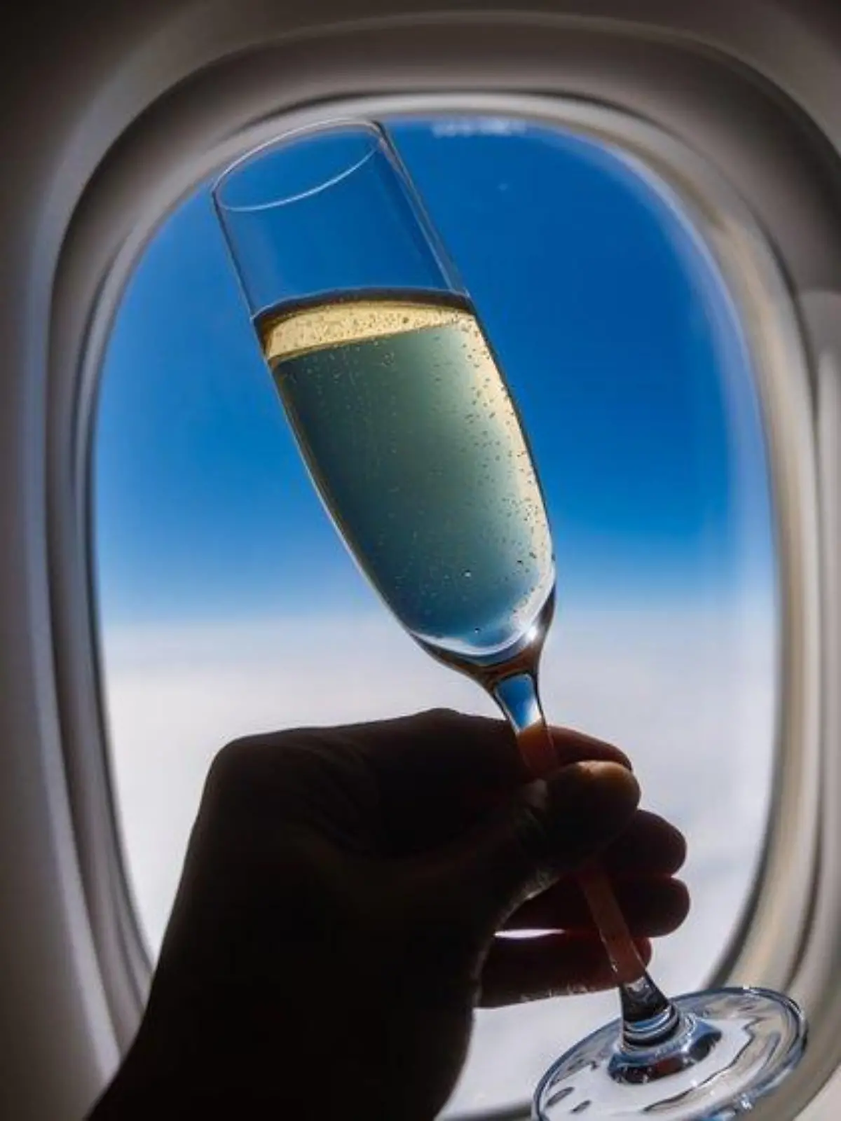 Alkohol im Flieger: Gefährlich oder harmlos?