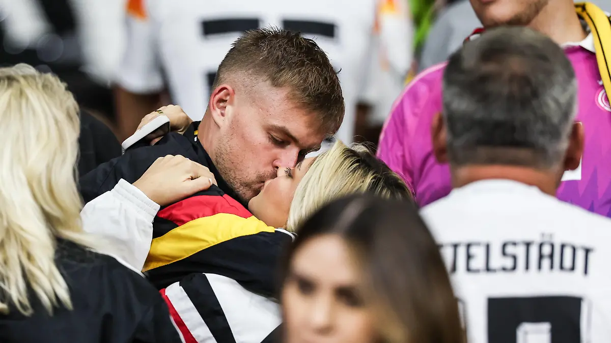 Fussball, UEFA EURO, EM, Europameisterschaft,Fussball 2024 Gruppe A - 3.Spieltag Schweiz - Deutschland 23.06.2024, Frankfurt Arena Maximilian Mittelstädt Deutschland, 18 küsst seine Freundin Lea Prinz nach dem Spiel auf der Tribüne Frankfurt am Main Frankfurt Arena Hessen Deutschland *** Sport, Football, UEFA EURO 2024 Group A 3 Matchday Switzerland Germany 23 06 2024, Frankfurt Arena Maximilian Mittelstädt Germany, 18 kisses his girlfriend Lea Prinz after the match in the stands Frankfurt am Main Frankfurt Arena Hessen Germany